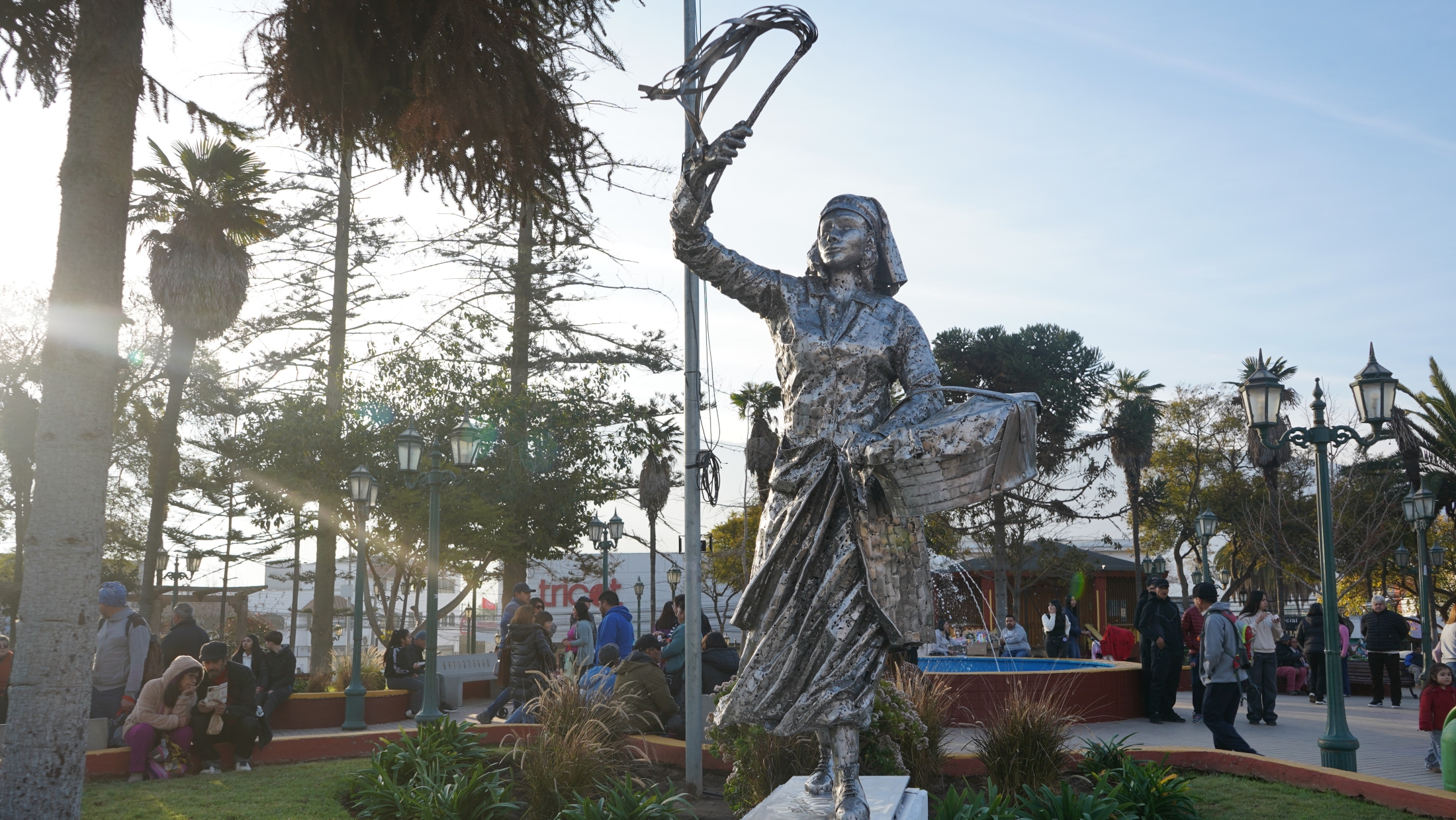 Municipio inauguró escultura “La Dulcera Liguana”: la figura quedó emplazada en el centro de la Plaza de La Ligua