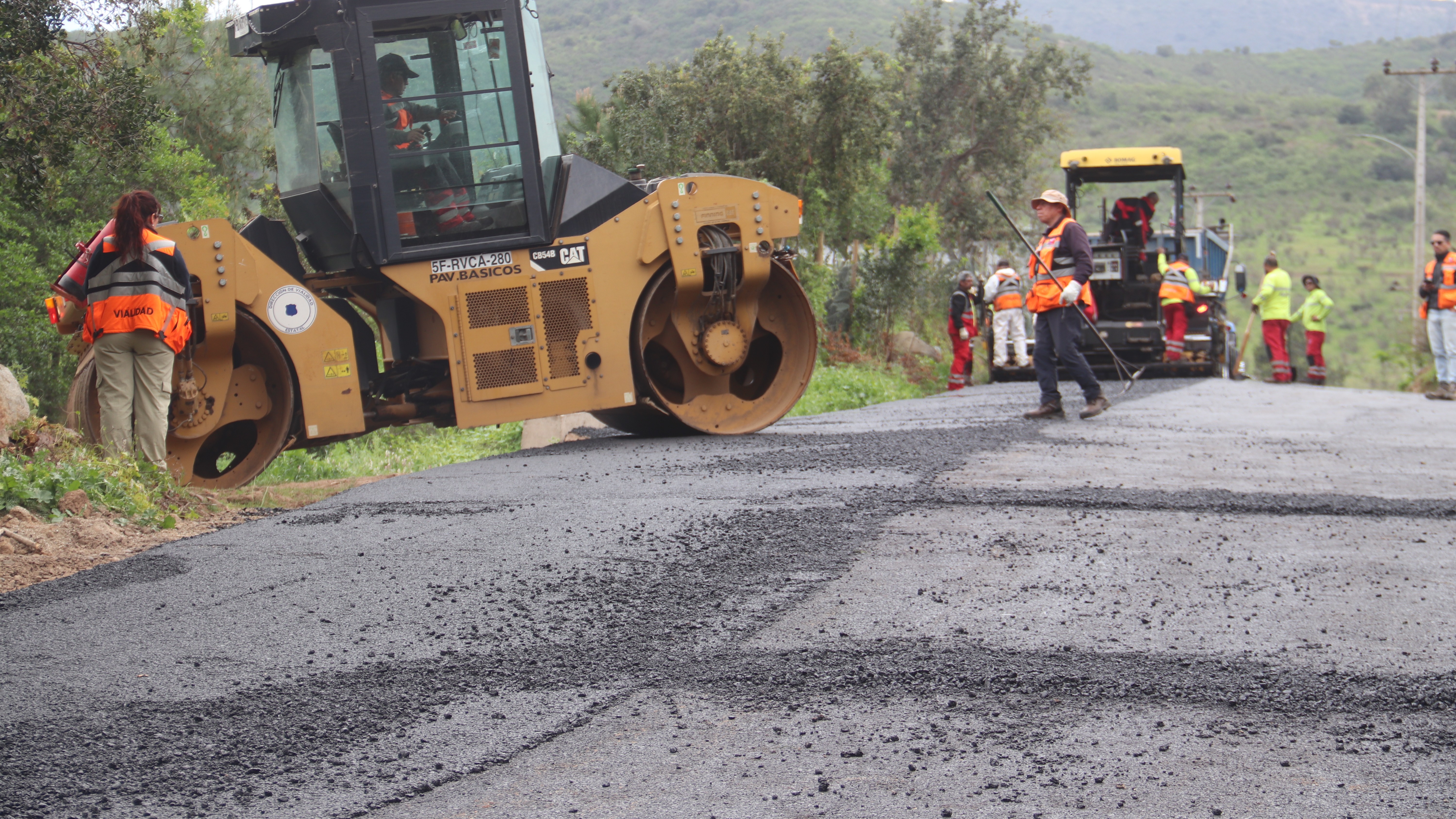 Avanza asfaltado de camino "Los Corrales"