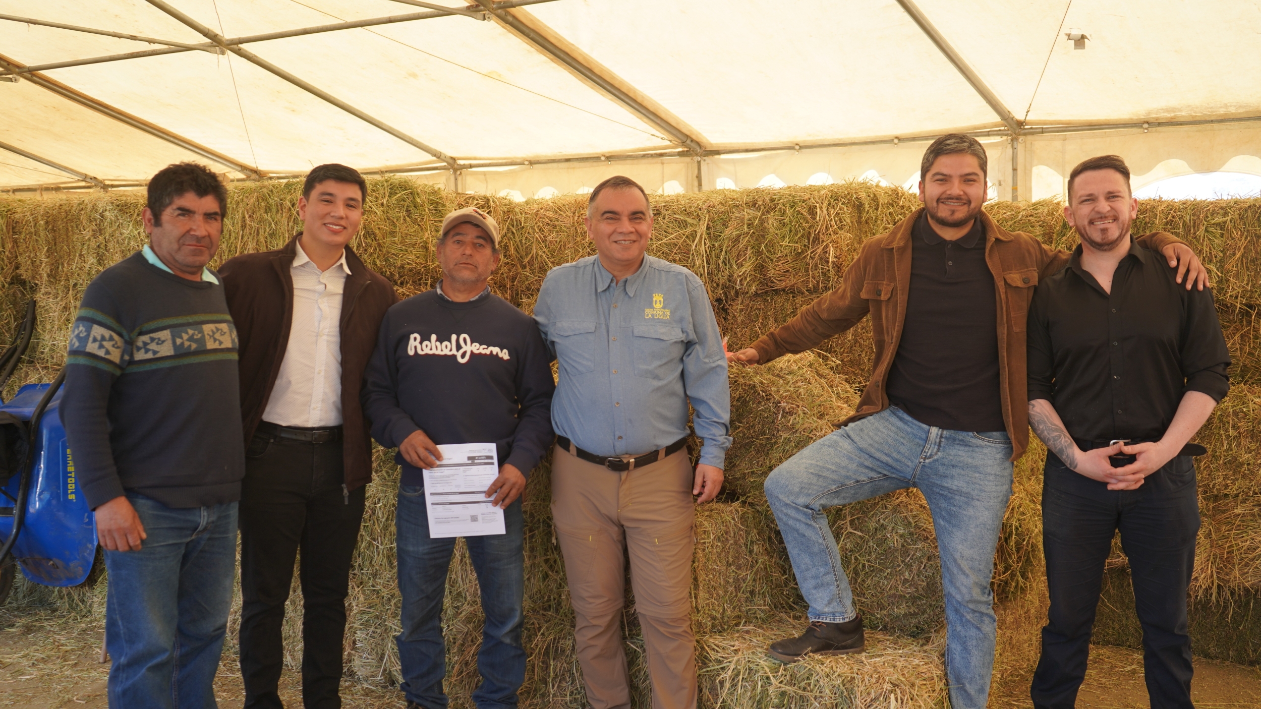 Municipio de La Ligua entrega 3.000 fardos de pasto a crianceros y crianceras de la Comuna afectados por los temporales